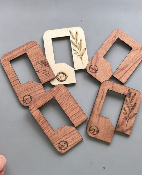 Holzschablonen in verschiedenen Formen und Designs, einige mit eingegravierten Motiven.